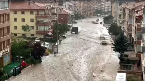 Ankara'da Şiddetli Yağışlar Yolları Sular Altında Bıraktı