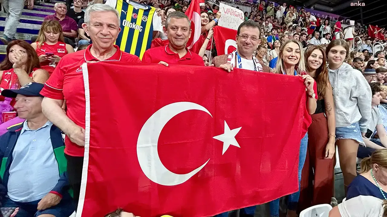 Özgür Özel A Milli Kadın Voleybol Takımı'na teşekkür etti