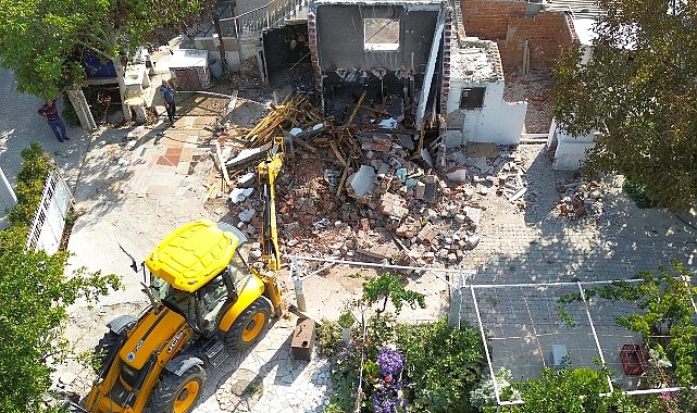 Kemalpaşa Belediyesi, güvenlik tehlikesi oluşturan ve görüntü kirliliği yaratan metruk binaların yıkımına devam ediyor.