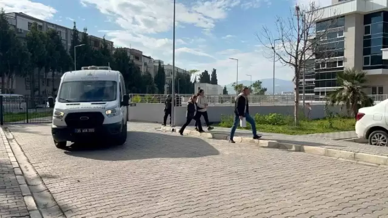 Sevgilisinin cansız bedenini aracına koyup karakolun önüne gitti