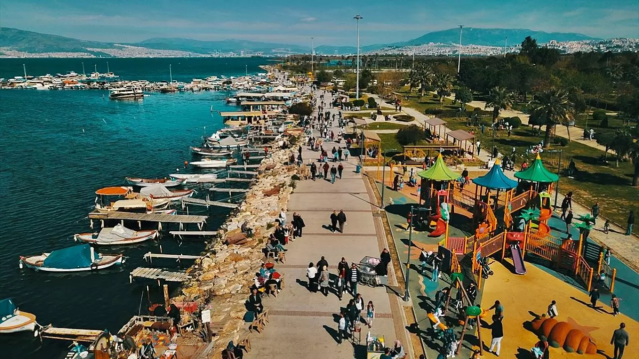 İnciraltı Sahilinde Yürüyüş