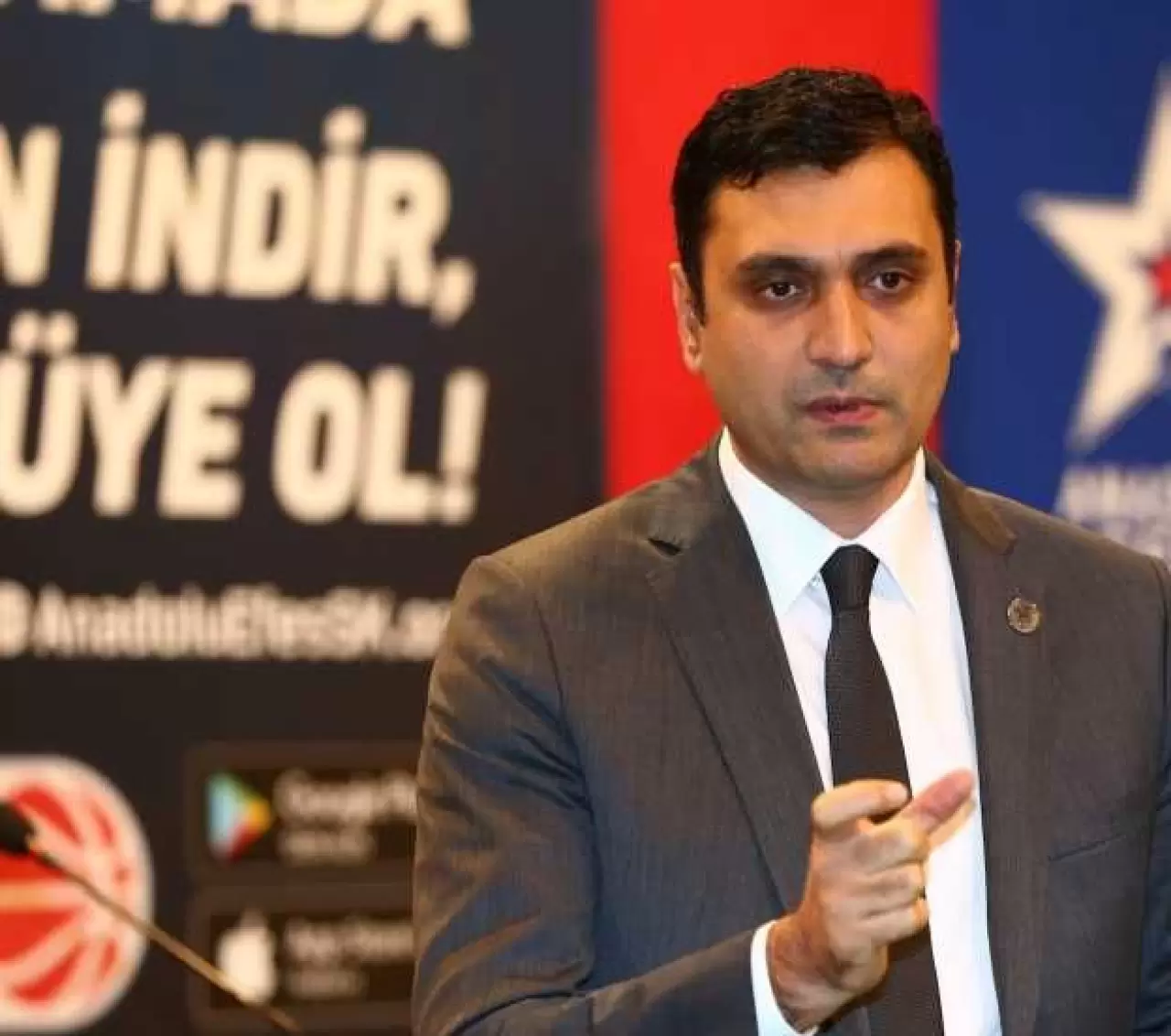 Türk basketbolunun efsanevi isimlerinden Alper Yılmaz, Türkiye Basketbol Federasyonu (TBF) tarafından sportif direktörlük görevine getirildi. TBF’den yapılan resmi açıklamaya göre Yılmaz, milli takımlar ve liglerde sportif yönetimi üstlenerek Türk basketboluna yeni bir soluk getirecek.