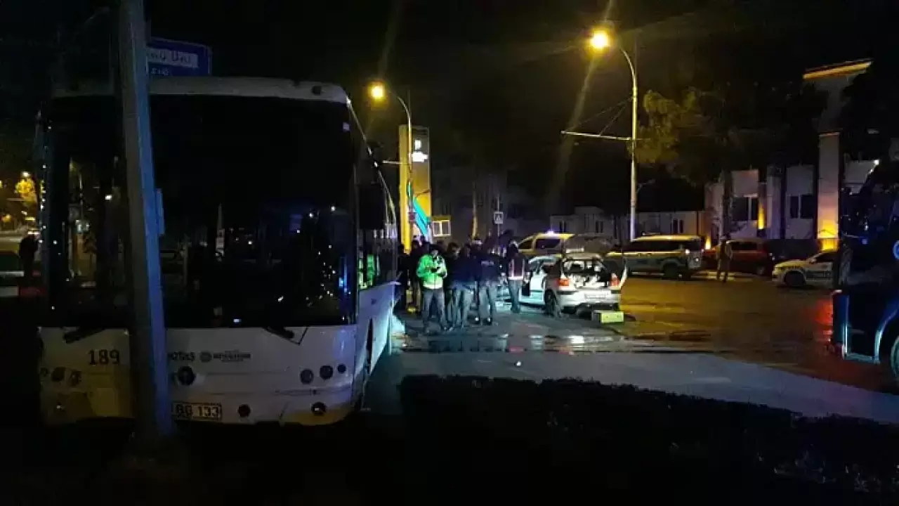 Bu üzücü olay, trafik kazalarının hayatları nasıl aniden değiştirebileceğini bir kez daha gözler önüne serdi. Malatya’da yaşanan bu kaza, gece geç saatlerde trafik güvenliğinin önemini vurgularken, vatandaşları da dikkatli olmaya çağırdı. Malatya halkı, trafikte daha güvenli bir ortam sağlanması için yetkililerden daha sıkı denetim bekliyor.